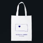 South Dakota Wedding Welcome Bag, Navy Map Tasche Wiederverwendbare Einkaufstasche<br><div class="desc">Begrüßungsgeschenktasche mit Kartengrafik. Ihre Gäste werden in ihrem Hotel einchecken und diese Tasche mit den Leckereien,  die sie erwarten,  finden. Sie können das Herz mit der Funktion "Weiter anpassen" an den Ort Ihres großen Tages positionieren.</div>