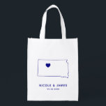 South Dakota Wedding Welcome Bag, Navy Map Tasche Wiederverwendbare Einkaufstasche<br><div class="desc">Begrüßungsgeschenktasche mit Kartengrafik. Ihre Gäste werden in ihrem Hotel einchecken und diese Tasche mit den Leckereien,  die sie erwarten,  finden. Sie können das Herz mit der Funktion "Weiter anpassen" an den Ort Ihres großen Tages positionieren.</div>