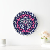 Southwestern Sun Mandala, Fuchsia, Navy & White Große Wanduhr (Zuhause)