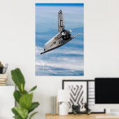 Sowjetisches Buran-Shuttle über dem Planeten Erde Poster (Heimbüro)