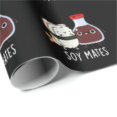 Soy Mates Funny Soy Sauce Pun Dark BG Geschenkpapier (Rolleneckpunkt)