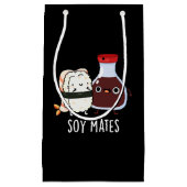 Soy Mates Funny Soy Sauce Pun Dark BG Kleine Geschenktüte (Vorderseite)