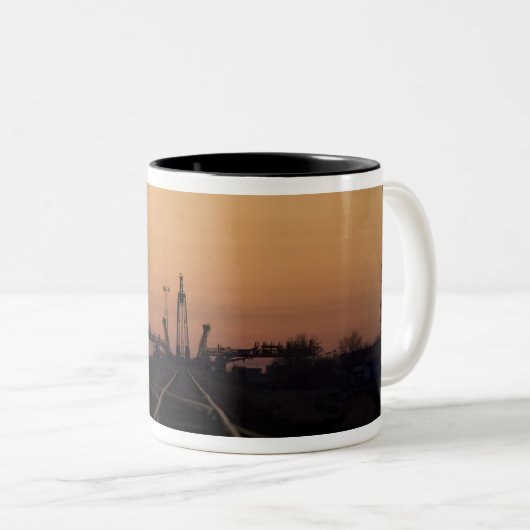 Soyuz-Launchpad Zweifarbige Tasse (VorderseiteRechts)
