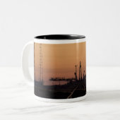 Soyuz-Launchpad Zweifarbige Tasse (Vorderseite Links)