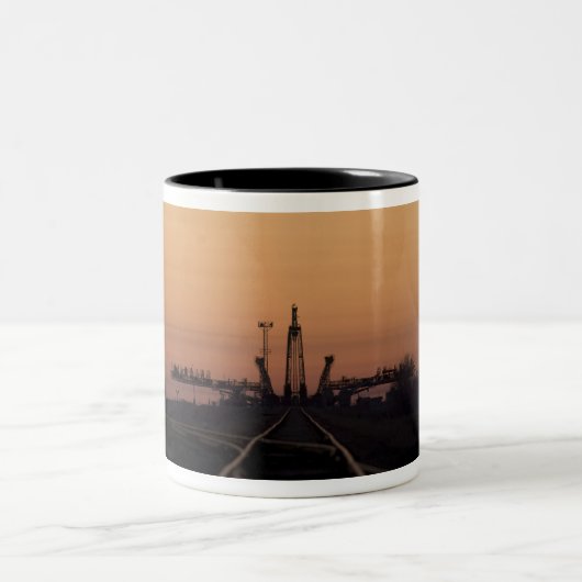 Soyuz-Launchpad Zweifarbige Tasse (Mittel)