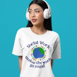 Soziale Arbeit macht die Welt zum Laufen<br><div class="desc">Ein niedlicher Sozialarbeiter,  der T - Shirt aus drei Hälften auf dem Planeten Erde in Blau und Grün zeigt. Eine schöne Art,  zu zeigen,  wie soziale Arbeit Menschen heilt und hilft. Soziale Arbeit macht die Welt zu einem besseren Ort.</div>