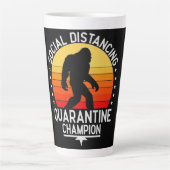 Soziale Distance Quarantine Bigfoot   Milchtasse (Vorderseite)