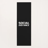 Soziale Distanz moderne mutige Typografie komisch  Yogamatte (Rückseite)