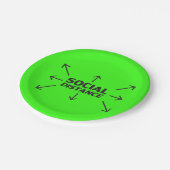 Soziale Distanz moderne Typografie Spaß neon grün Pappteller (Schrägansicht)