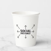 Soziale Distanz moderne Typografie und Pfeile lust Pappbecher (Rückseite)
