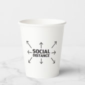 Soziale Distanz moderne Typografie und Pfeile lust Pappbecher (Vorderseite)
