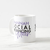 Soziale Distanzierung Königin moderne Typografie D Kaffeetasse (Vorderseite Links)