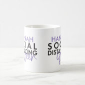 Soziale Distanzierung Königin moderne Typografie D Kaffeetasse (Mittel)