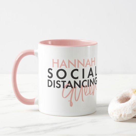Soziale Distanzierung Königin moderne Typografie D Tasse (Mit Donut)