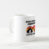 Soziale Distanzmeisterschaft - Yeti Kaffeetasse (Vorderseite Links)