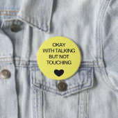 Sozialer distanzierter Farbcode gelb Button (Beispiel)