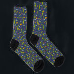 Space Aiens und Flying Saucers Sci-Fi Themed Socken<br><div class="desc">Fügen Sie mit diesen gemusterten Socken einen Out-of-the-world Look zu jedem Outfit hinzu. Bilder von kleinen grünen Außerirdischen, fliegenden Untertassen, Monden, Sternen und Planeten sind Set vor einem marineblauen Hintergrund.</div>