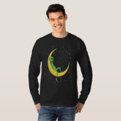 Space Alien Extraterrestrial Chilling on Crescent T-Shirt (Vorne ganz)