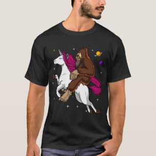 Space Bigfoot auf einem Einhorn reitend T-Shirt
