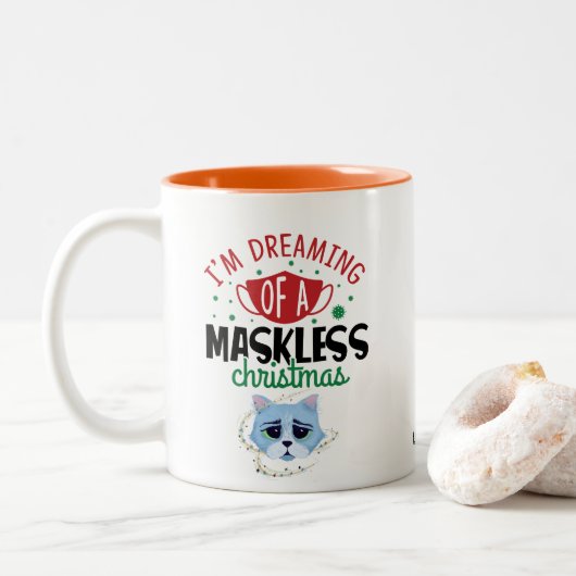 Space Cat Dreaming of a MaskLESS Christmas | Funny Zweifarbige Tasse (Mit Donut)