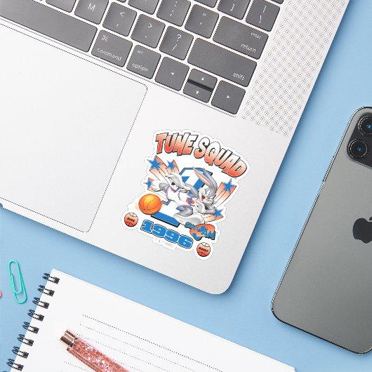 SPACE JAM™ BUGS BUNNY™ #1 Basketball-Grafik Aufkleber (Laptop mit iPhone)