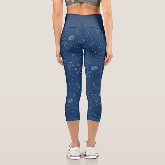 SPACE JAM: EIN NEUES LEGACY™ | TUNE SQUAD™ Muster Capri Leggings (Rückseite)