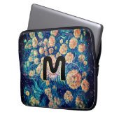 Space Mimosa Golden Nebel Blossom & Monogram Laptopschutzhülle (Vorderseite Links)