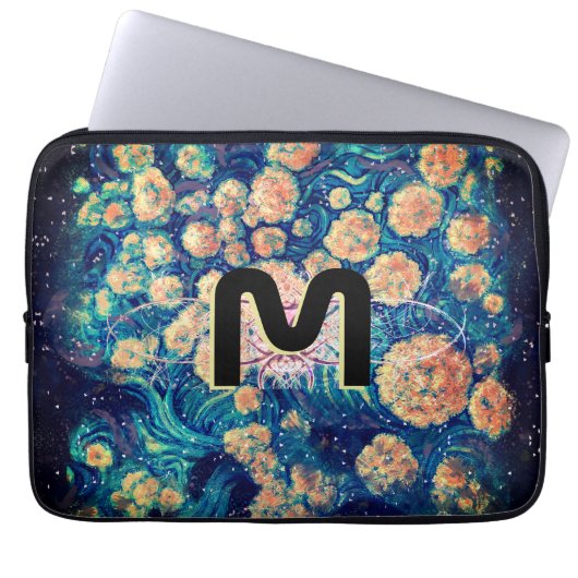 Space Mimosa Golden Nebel Blossom & Monogram Laptopschutzhülle (Vorderseite)
