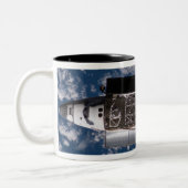 Space Shuttle Atlantis 2 Zweifarbige Tasse (Links)