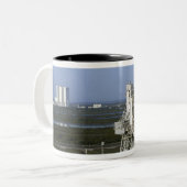 Space Shuttle Atlantis 3 Zweifarbige Tasse (Vorderseite Links)