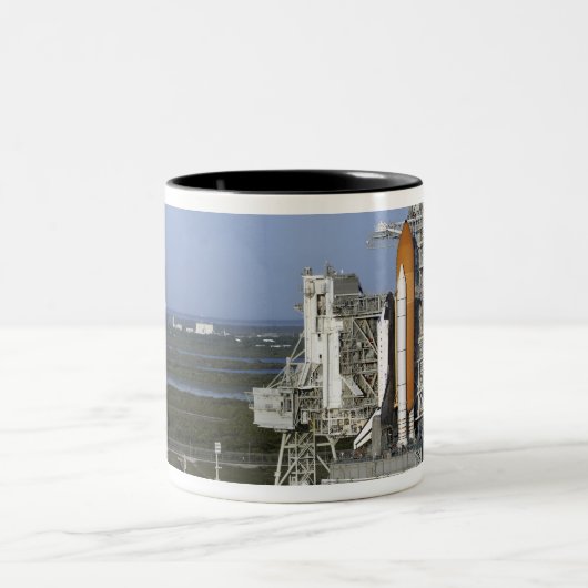 Space Shuttle Atlantis 3 Zweifarbige Tasse (Mittel)