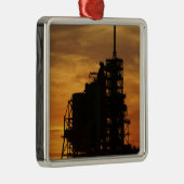 Space Shuttle Atlantis auf dem Launenblock Silbernes Ornament (Rechts)