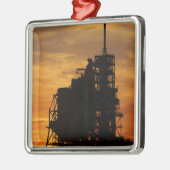 Space Shuttle Atlantis auf dem Launenblock Silbernes Ornament (Links)