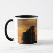 Space Shuttle Atlantis auf dem Launenblock Tasse (Links)
