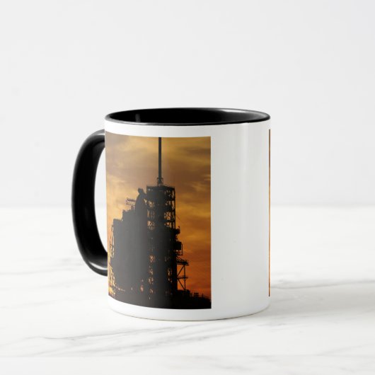 Space Shuttle Atlantis auf dem Launenblock Tasse (Vorderseite Links)