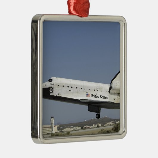 Space Shuttle Atlantis bereitet die Landung vor Silbernes Ornament (Rechts)