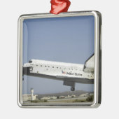 Space Shuttle Atlantis bereitet die Landung vor Silbernes Ornament (Links)