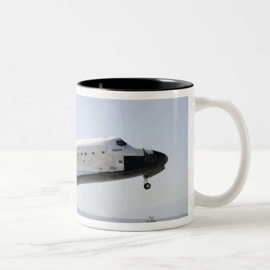 Space Shuttle Atlantis bereitet sich auf die Landu Zweifarbige Tasse (Rechts)