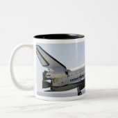 Space Shuttle Atlantis bereitet sich auf die Landu Zweifarbige Tasse (Links)