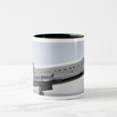 Space Shuttle Atlantis bereitet sich auf die Landu Zweifarbige Tasse (Mittel)