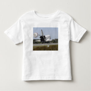Space Shuttle Atlantis entfaltet seinen Drag-Rute  Kleinkind T-shirt