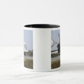 Space Shuttle Atlantis entfaltet seinen Drag-Rute  Tasse (Zentrum)