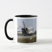 Space Shuttle Atlantis entfaltet seinen Drag-Rute  Tasse (Links)
