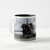 Space Shuttle Atlantis entfaltet seinen Drag-Rute  Zweifarbige Tasse (Vorderseite Links)