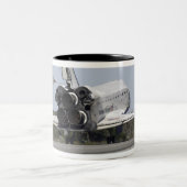 Space Shuttle Atlantis entfaltet seinen Drag-Rute  Zweifarbige Tasse (Mittel)