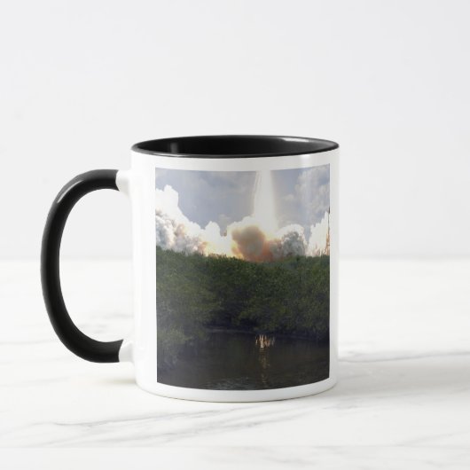 Space Shuttle Atlantis hebt 14 Tasse (Links)