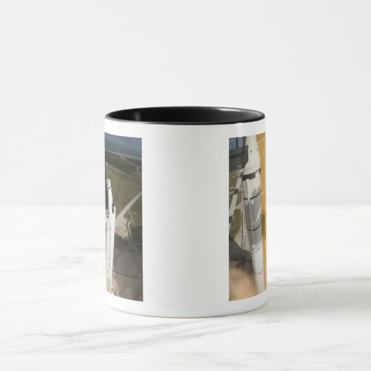 Space Shuttle Atlantis hebt 17 Tasse (Zentrum)
