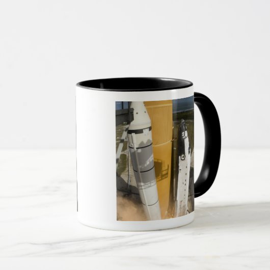 Space Shuttle Atlantis hebt 17 Tasse (VorderseiteRechts)