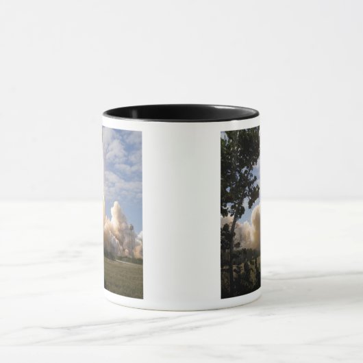Space Shuttle Atlantis hebt 19 Tasse (Zentrum)