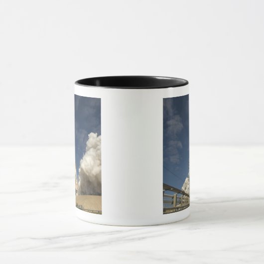 Space Shuttle Atlantis hebt 20 Tasse (Zentrum)